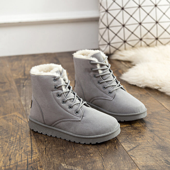 Trendy heeled winter boots for women